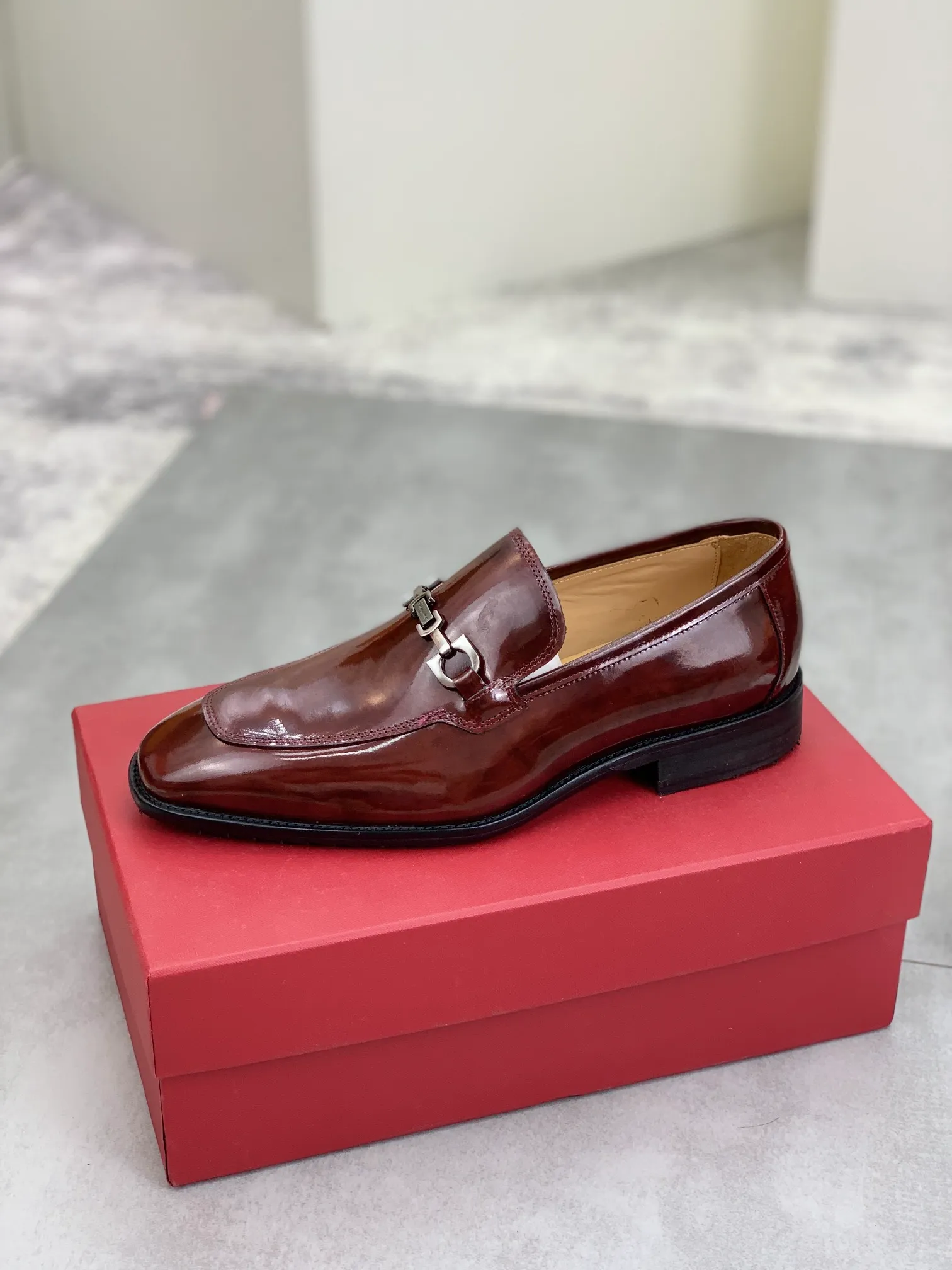 Men's Men's Shoes 💰P460💰[New Style] Water-dyed Niuli 🆘[Salvatore Ferragamo] Ferragamo's latest casual business leather shoes for men! Available at counters simultaneously! The fabric is made of specially imported original pebbled calfskin, and the lining is made of imported water-dyed cowhide. It is absolutely luxurious and leads the fashion trend. Matching code: 38-45 (46 can be customized) Black, brown and burgundy colors available